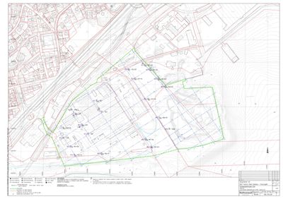 Situasjonsplan som viser tomtens grenser (grønn linje), eksisterende og planlagt bebyggelse, høydemålepunkter (blå prikker) og topografi.