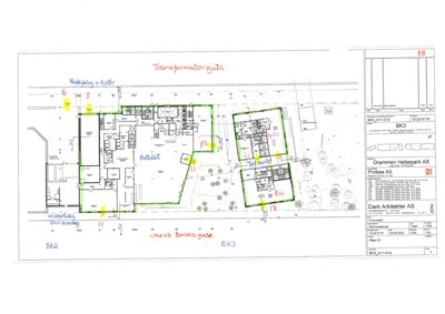 Etasjeplan med romfordeling og mål for et bygg, med håndskrevne notater.