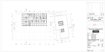 Etasjeplan som viser romfordeling, veggposisjon og akselinummer for en bygning.
