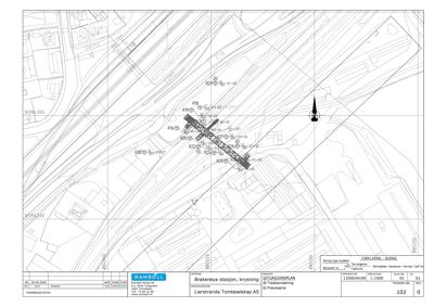 Situasjonsplan som viser bygningens plassering i forhold til omgivelsene, inkludert jernbanespor og eksisterende infrastruktur.
