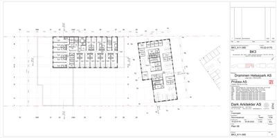 Etasjeplan (Plan 08) som viser romfordeling og veggkonstruksjoner for to bygninger.