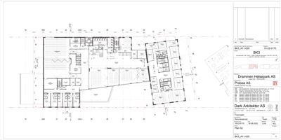 Etasjeplan som viser romfordeling, veggposisjon og målinger for et bygg.