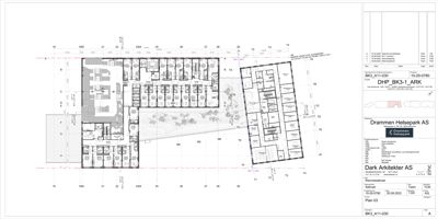 Etasjeplan (Plan 03) som viser romfordeling, veggposisjon og dimensjoner for et bygg.