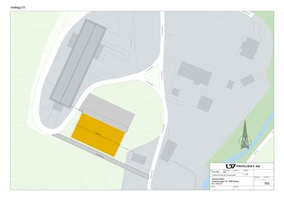 Situasjonsplan som viser bygningers plassering i forhold til veier og terreng, med en markert tomt (gult).