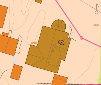 Situasjonsplan som viser tomtens form, bygningers plassering, konturlinjer for terreng og grenser.