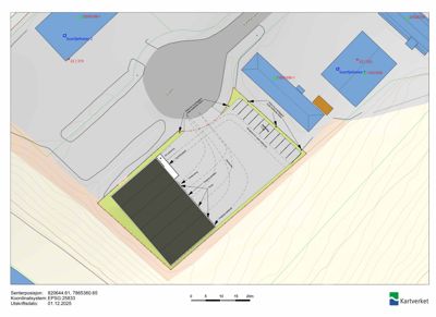 Situasjonsplan som viser tomtens beliggenhet, omgivende bygninger, parkeringsplasser, veier og topografi.