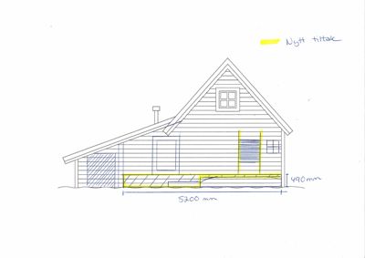 En håndtegnet oppriss (fasadetegning) av en hytte eller liten bygning, som viser takform, vinduer, dører og en terrasse med mål.