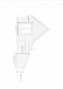Fasadetegning som viser fronten på en bygning med mål for vinduer, dører og taklinjer.