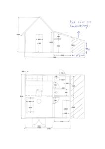 Bildet viser en håndtegnet etasjeplan (romplan) med romfordeling, dører og dimensjoner. Øverst er det også tegnet et oppriss av fasaden med høydemål.