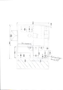 En håndtegnet etasjeplan (floor plan) som viser romfordeling, dører, vinduer og dimensjoner for en bygning.