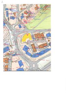 Situasjonsplan som viser bygningers plassering, veier og terrengforhold i et område.