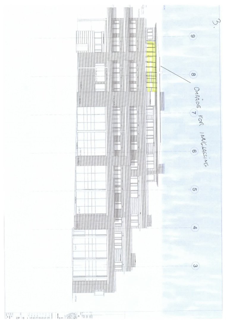 Fasadetegning som viser bygningens utseende fra siden, med markerte etasjer og en notis om garasje.