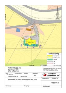 Situasjonsplan som viser tomtens beliggenhet, grenser, høydeforhold (konturlinjer) og planlagt bygningsplassering med tilhørende arealer.
