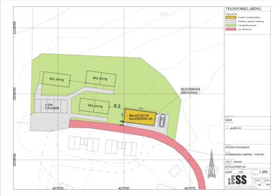 Situasjonsplan som viser tomtens grenser, eksisterende bygninger (hytter, servicehus), planlagt bygning (gult), parkeringsplasser, veier og terrengkonturer.