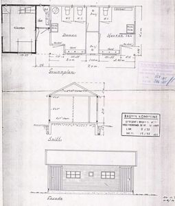 Bildet viser en tegning med etasjeplan (grunnplan) for toalettrom, samt snitt og fasade. Det er også synlig et stempel fra Rauma kommune.