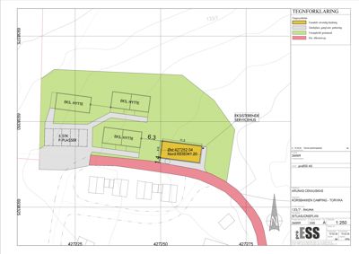 Situasjonsplan som viser tomtens form, eksisterende bygninger (hytter, servicehus), parkeringsplasser, veier og fargekodet arealbruk.