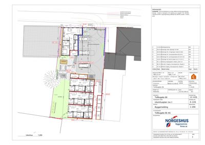 Etasjeplan for en bygning med romfordeling, dører og vinduer