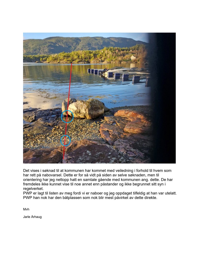 Fotografi av en båtutleier (PWP) ved en kai, med en rød linje og blå sirkler tegnet over for å markere et område.