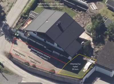 Luftfoto av en hybelbygning med overlagte merknader om parkeringsplasser og uteareal.