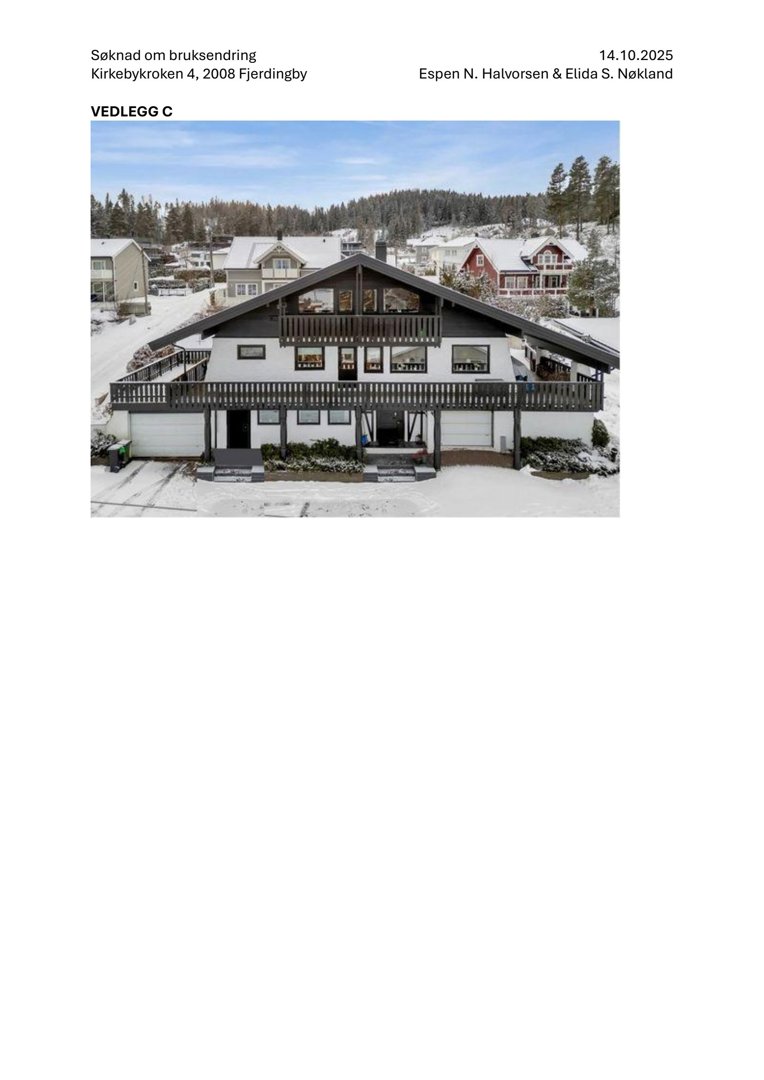 Fotografi av en hytte med snø på bakken og skog i bakgrunnen.