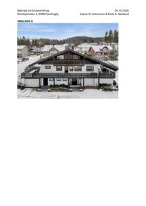 Fotografi av en hytte med snø på bakken og skog i bakgrunnen.