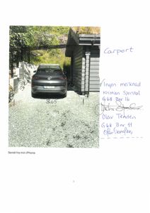 Fotografi av en carport med bil parkert under, sett fra bak. Bildet viser også en del av en bygning til høyre og en steinmur til venstre.