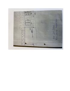 En håndtegnet fasadetegning som viser detaljer om vinduer, takhøyde og mål på en bygning.