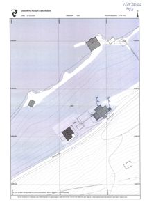 Situasjonsplan (tomtekart) som viser tomtens form, høydeforhold (konturlinjer), eksisterende bygninger, og planlagt plassering av nye bygninger.