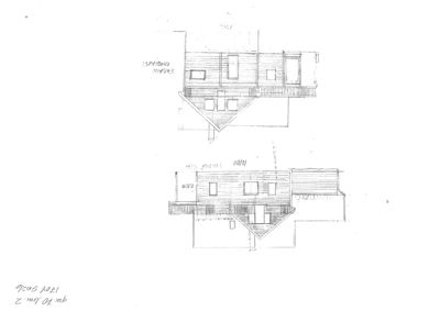 Håndtegnet oppriss (fremstilling) av en bygning sett fra fronten. Tegningen viser vinduer, dører, takform og en liten terrasse med trapper.