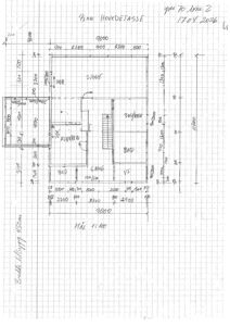 Håndtegnet etasjeplan (Hovedetasje) med romfordeling (stue, kjøkken, bad, gang), dører, vinduer og mål.