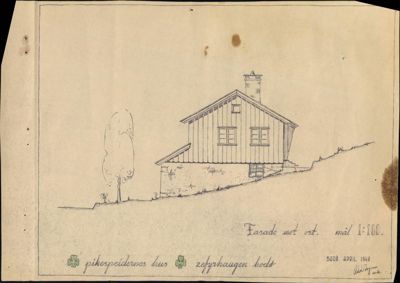 En håndtegnet fasadetegning av et hus sett fra øst, med skriftlig opplysning om skala og dato.