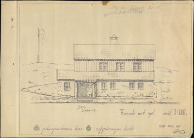 En håndtegnet fasadetegning av et hus, med teksten 'Fasade mot syd' og målestokk 'mål 1:100'.