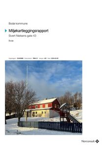 Fotografi av en rød og hvit bygning med snø på taket og i omgivelsene, inkludert et lekeplassanlegg foran.