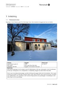 Fotografi av en toetasjes bolig i snø med rød og beige fasade, sett fra front.