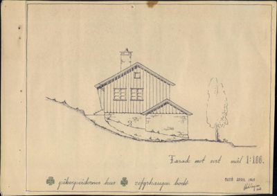 En håndtegnet fasadetegning av en hytte med tekst som angir 'Fasade mot vest' og målestokk 1:100.