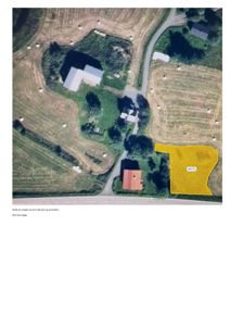 Flyfoto av eiendom med overlagte markeringer (gul farge) og tekst.