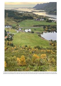 Fotografi av et landskap med hus, fjell og vann. Bildet illustrerer et område der jordmasser er brukt til forbeiting og utvidelse av dyrket mark.
