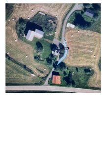 Flyfoto eller satellittbilde av et område med flere bygninger, vei og mark, med en blå markering som viser en tomt eller et område på 140 m².