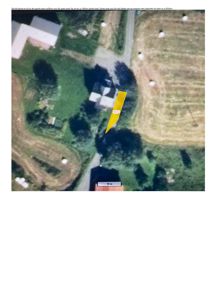 Satellittbilde (flyfoto) av eiendom med markert bygning og en gul polygon som viser en spesifikk tomt eller areal på ca. 650 m².