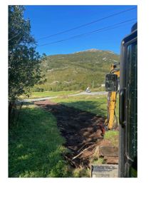 Fotografi av et byggefelt med grøfting i gang, sett fra en maskin.