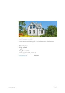 Fotografi av en eksisterende hvit villa med grå tak og omgitt av trær og gress.