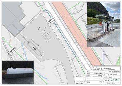 Situasjonsplan som viser plassering av en bensinstasjon (tank og pumpestasjon) i forhold til vei og jernbanespor, med mål og avstandsmarkeringer.