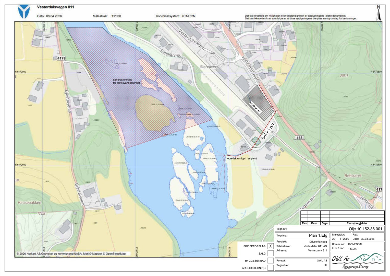 Situasjonsplan som viser tomtens beliggenhet i forhold til nabolag, veier og vannmasser.