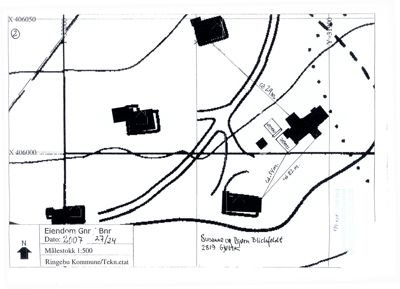 Situasjonsplan som viser eiendomsnummer, bygningers plassering, avstander og topografi.