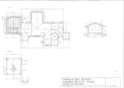 Bildet viser en tegning med etasjeplan (plan) og fundamentplan (fundament) for en tilbygg til en fritideiendom. Det er også en liten snittegning (S.S.) av takkonstruksjonen.