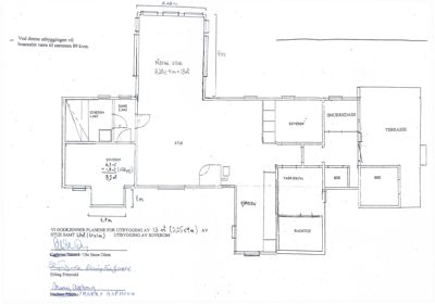 Etasjeplan (plantegning) som viser romfordeling, mål og utvidelser av en bolig.