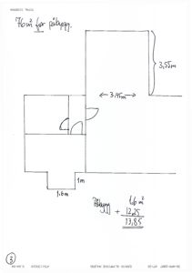 Håndskrevet skisse som viser romfordeling og mål for en tilbygg eller utvidelse av en bygning.