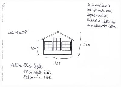 En håndskrevet tegning som viser detaljerte mål for vinduer (bredde, høyde, antall) og takvinkel.