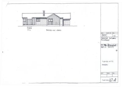 En håndtegnet fasadetegning som viser bygningens utside sett fra bakre side (bakside-mot-vegen). Tegningen inkluderer etasjer, takform, vinduer, dører og en skorstein.