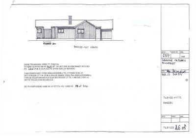 Tegning som viser fasadeopprikk (bakside) av en hytte med mål og beskrivelse av påbygg.